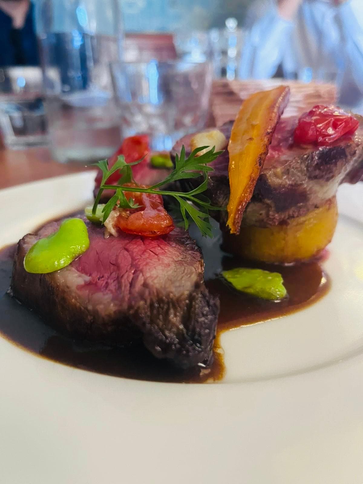 Filet de bœuf saignant, jus réduit et garniture de saison