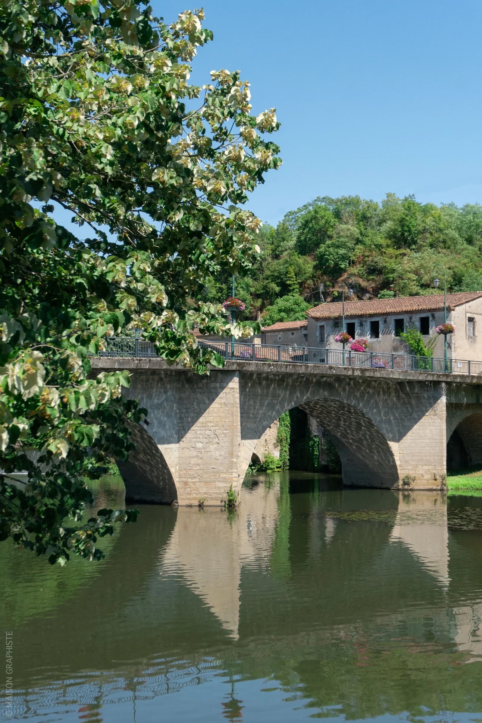 Le pont médiéval de Roquecourbe vu depuis la rivière