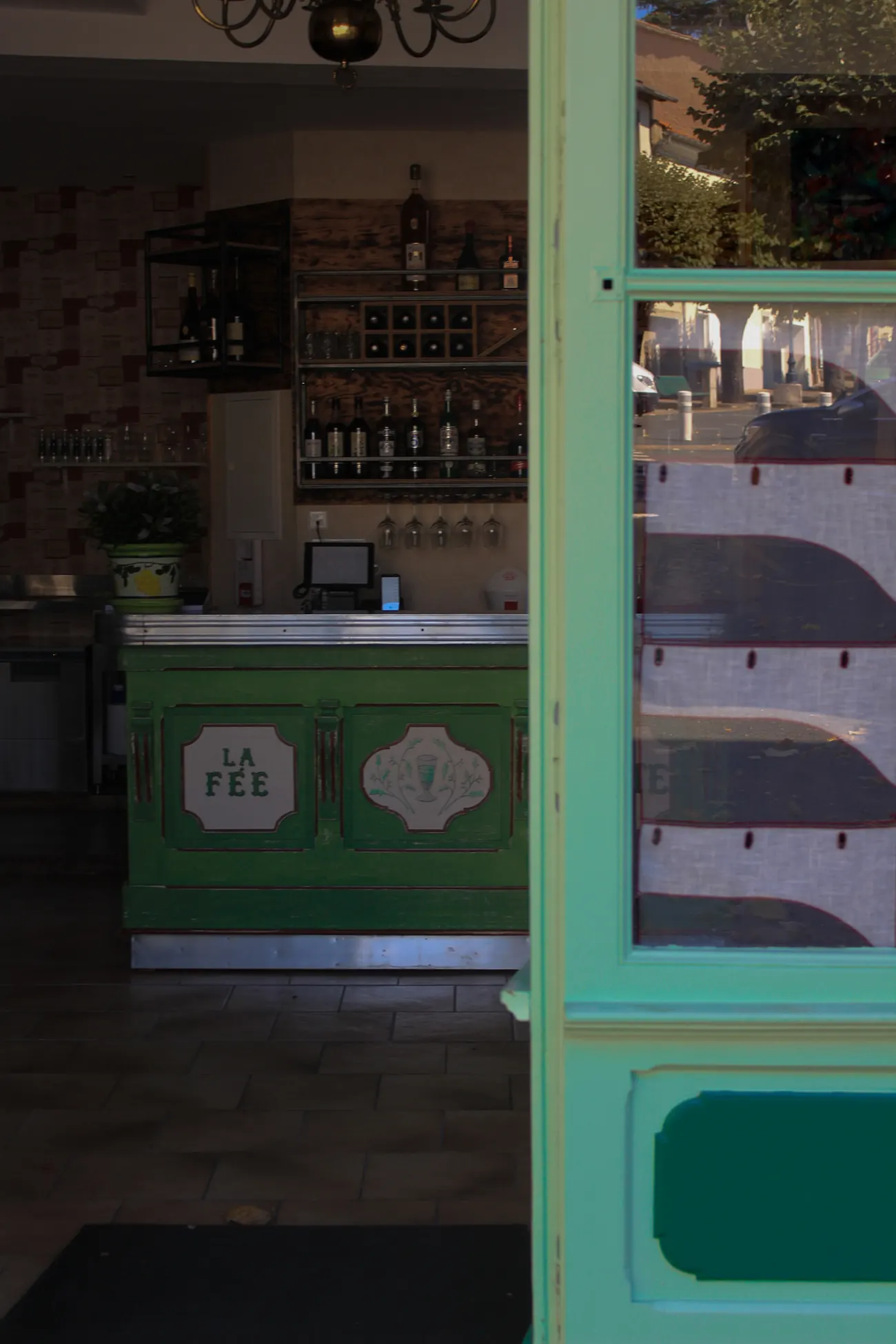 Entrée de La Chaumière avec vue sur le comptoir La Fée