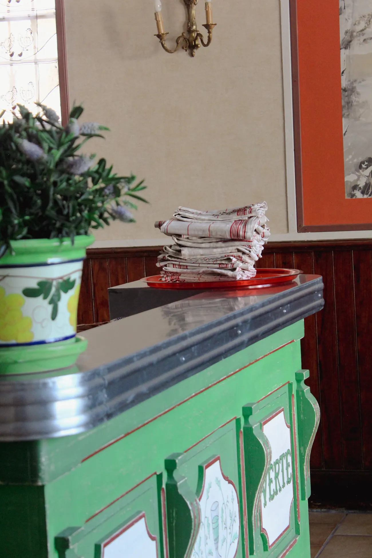 Serviettes pliées sur le comptoir vert de La Chaumière